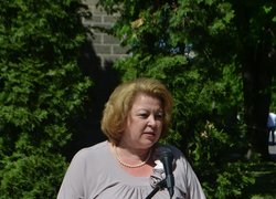 Зі святковим вітанням до ветеранів звернулася ректор університету, доктор економічних наук, професор Олена Непочатенко